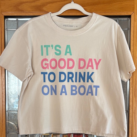 Mia & Tess Tops - Mia & Tess Cream Graphic Tee “IT’S A GOOD DAY TO DRINK ON A BOAT”. Med. NWT